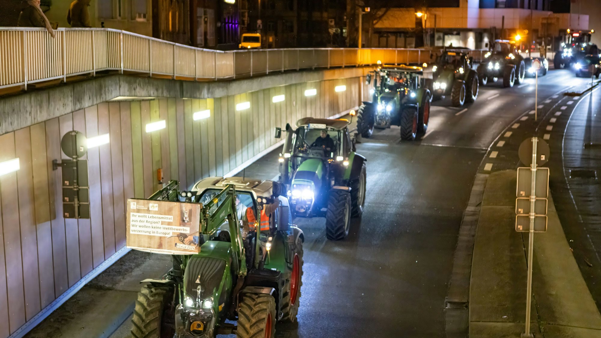 Bei einer Protestaktion der Landwirte mit einer Schleifenroute durch die Innenstadt von Limburg nehmen in den frühen Morgenstunden mehr als die 300 angemeldeten Fahrzeuge samt lautstarkem Hupkonzert teil.