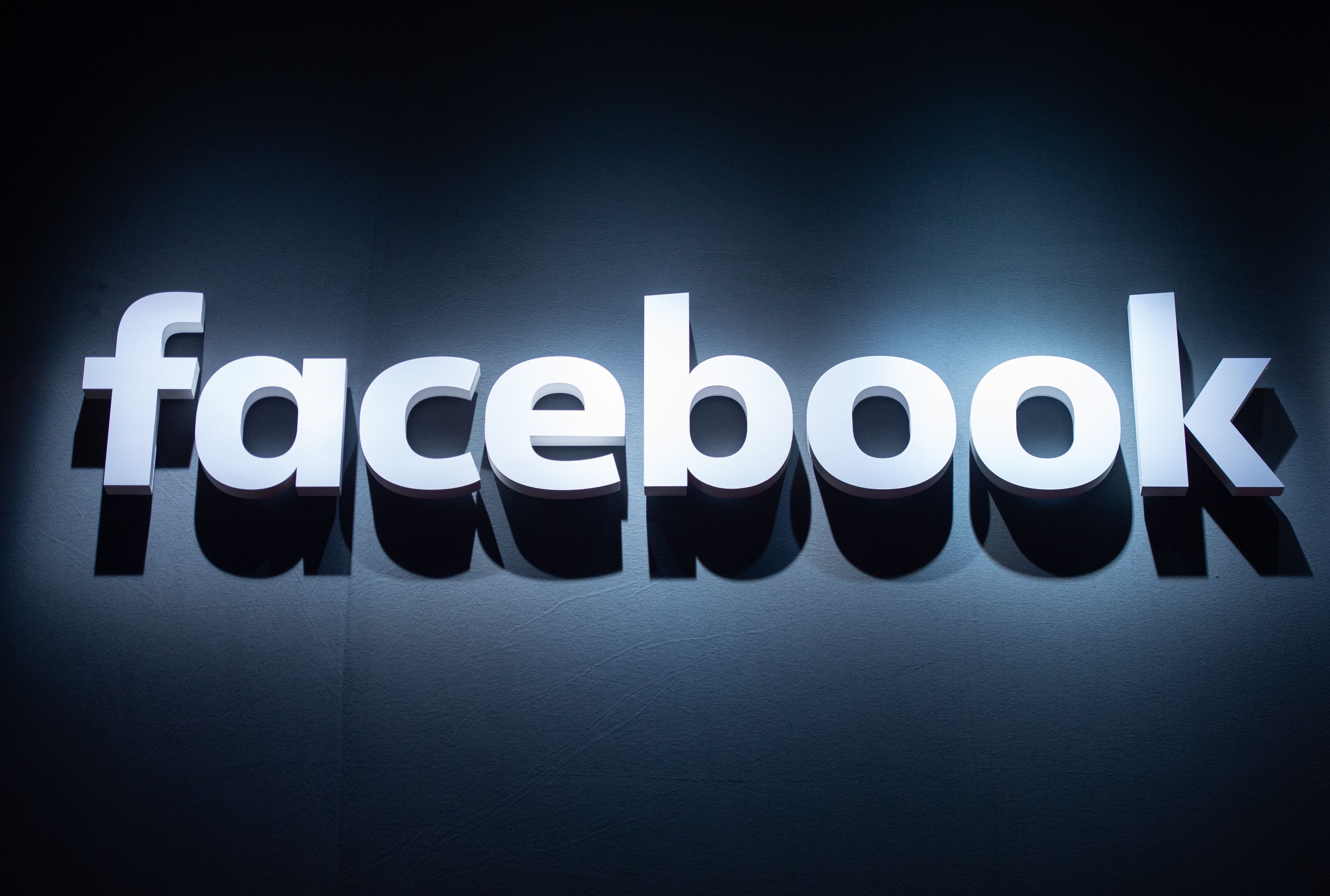 Der Schriftzug von Facebook ist auf der Videospielmesse Gamescom zu sehen.