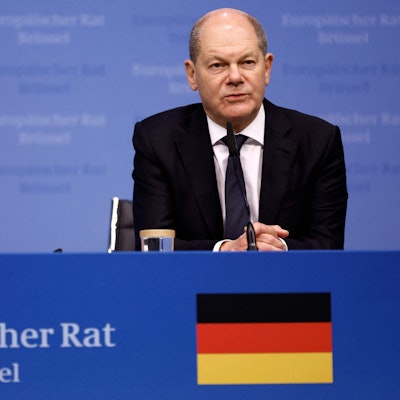Bundeskanzler Olaf Scholz bei einer Pressekonferenz in Brüssel. In der Taurus-Debatte wird der Ton in Europa rauer, der ehemalige belgische Premierminister Guy Verhofstadt hat Scholz nun hart angegriffen. (Archivbild)