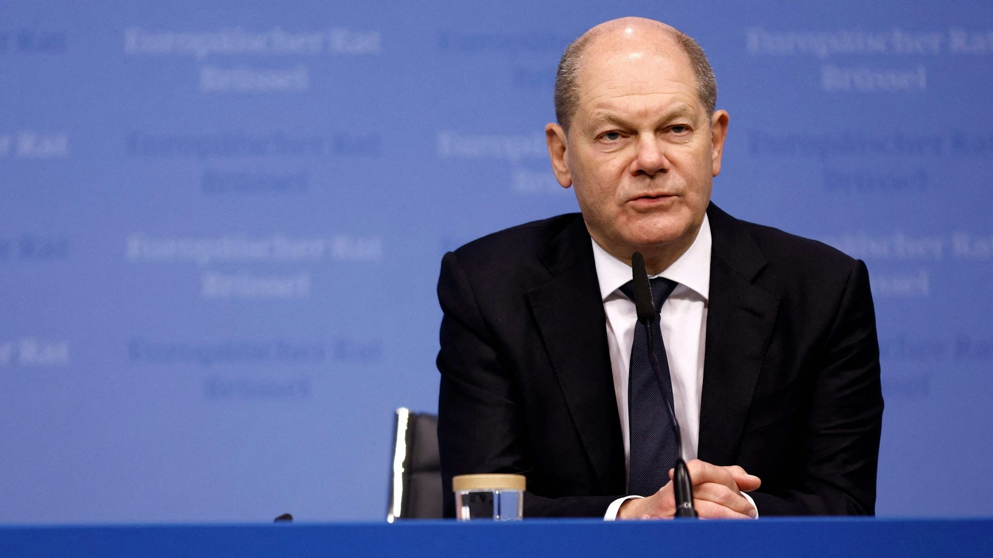 Bundeskanzler Olaf Scholz bei einer Pressekonferenz in Brüssel. In der Taurus-Debatte wird der Ton in Europa rauer, der ehemalige belgische Premierminister Guy Verhofstadt hat Scholz nun hart angegriffen. (Archivbild)
