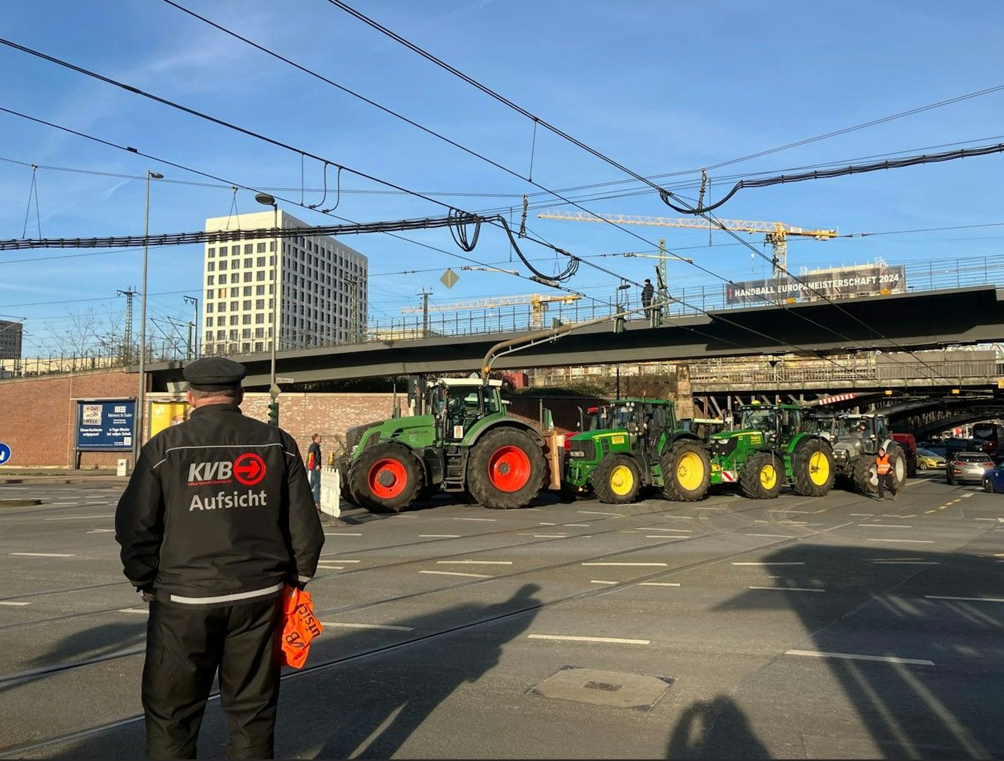 Zwischen den Traktoren fahren auch viele LKW und Privatwagen laut hupend durch die Stadt.