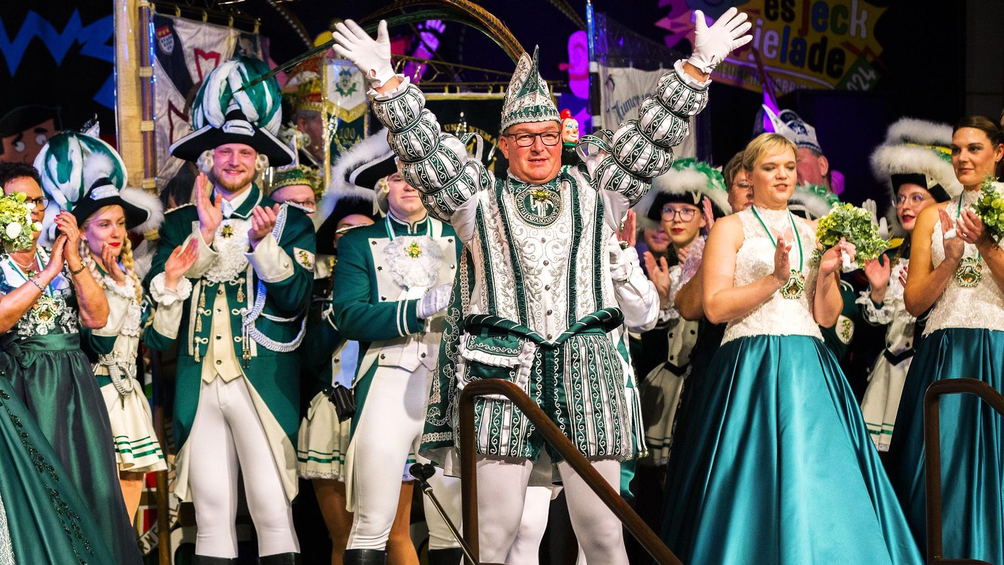 Prinz Markus II. (Markus Drescher) und andere Karnevalisten stehen auf der Bühne des Vereinshauses in Worringen.
