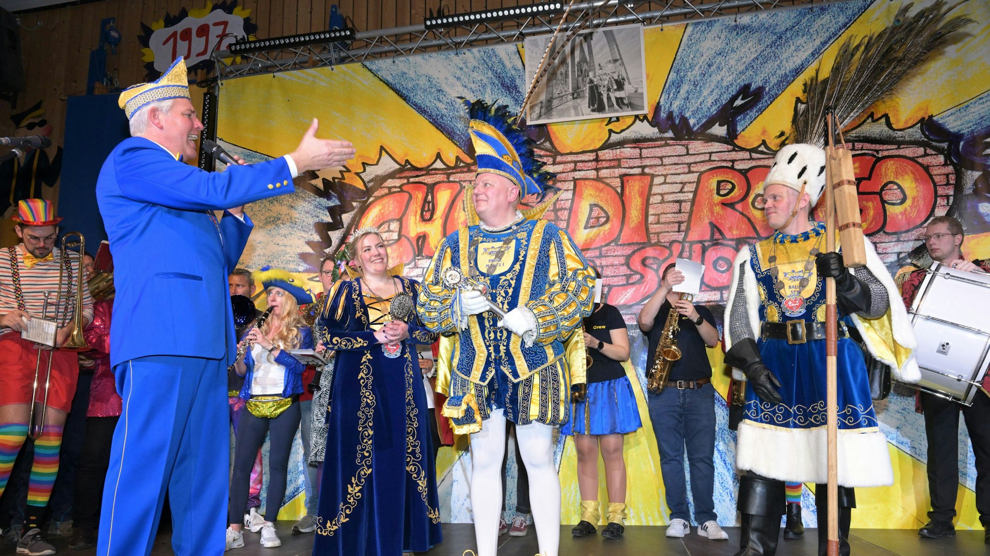 Eine reine Familienangelegenheit: Prinz Manes I., Jungfrau Marina und Bauer Sebastian aus dem Hause Krämer, hier mit Robert Lennerts (l.)