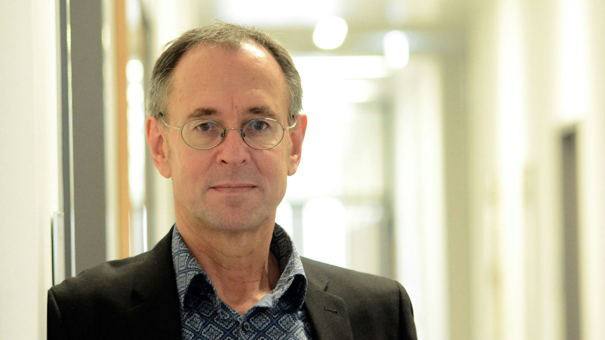 Porträt von Professor Dr. Andreas Zick, Leiter des Instituts für interdisziplinäre Konflikt- und Gewaltforschung an der Universität Bielefeld