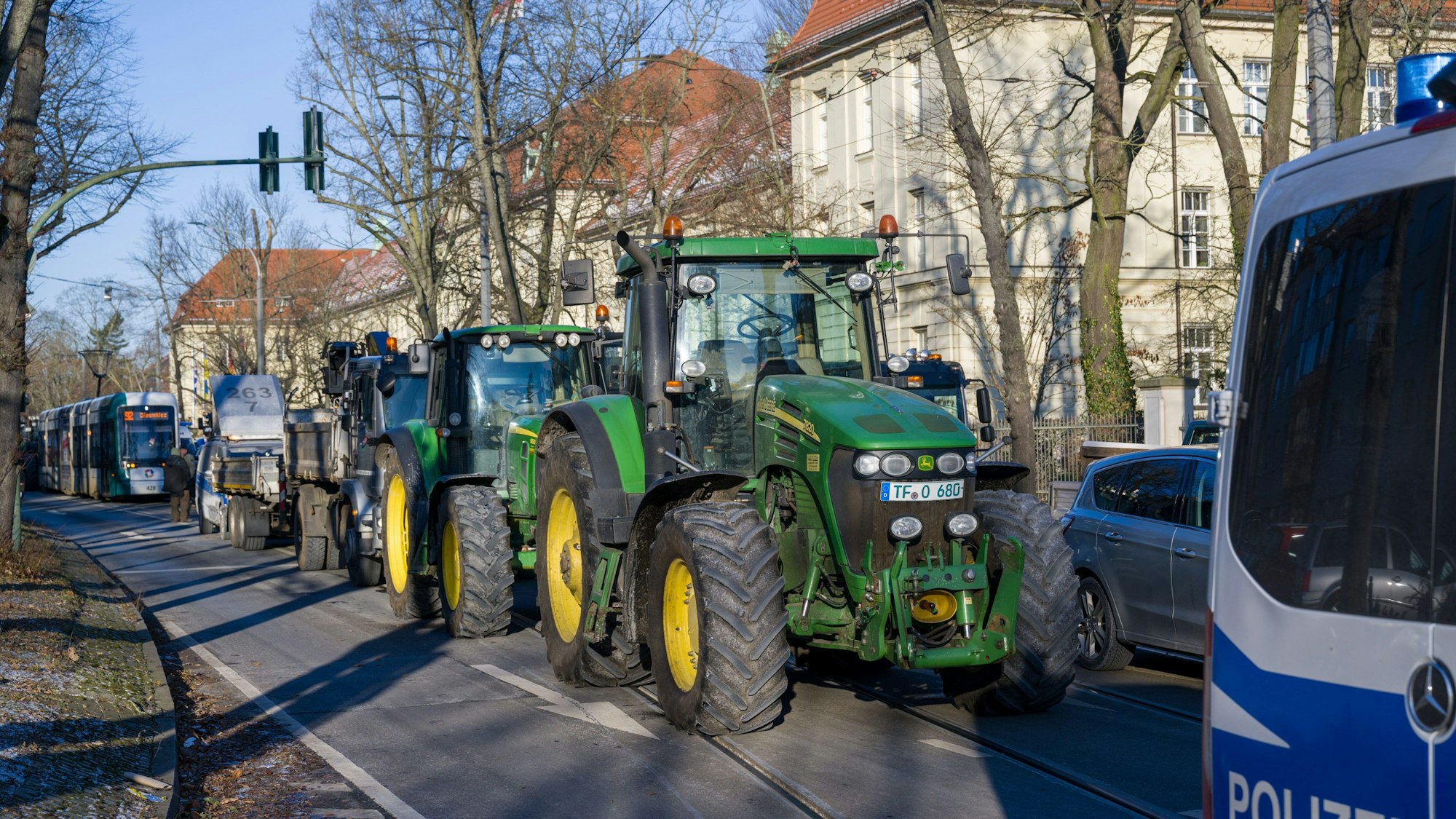 In ganz Deutschland sind am Montag Kollonen von Landwirten zu sehen. Wie hier in Potsdam demonstrieren sie mit ihren Traktoren gegen die Sparpläne der Bundesregierung.