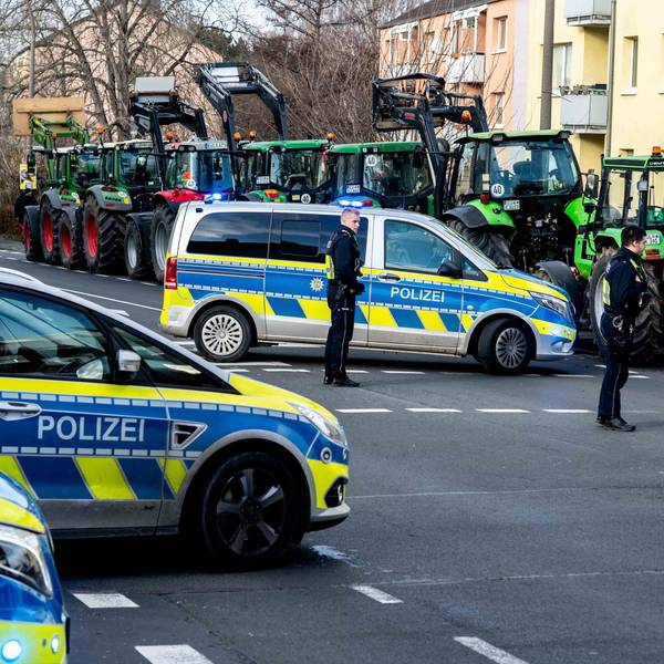 Das Bild zeigt Polizeiautos und mehrere Traktoren, die am Keltenring in Euskirchen parken.