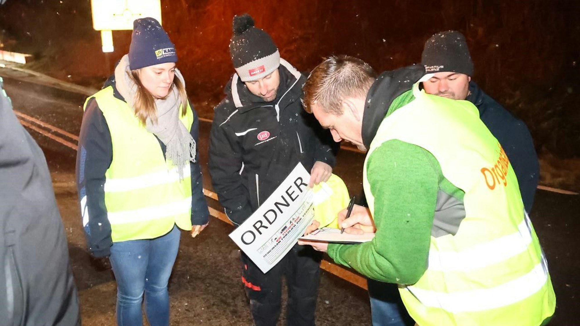 Eine Frau und drei Männer stehen zusammen.