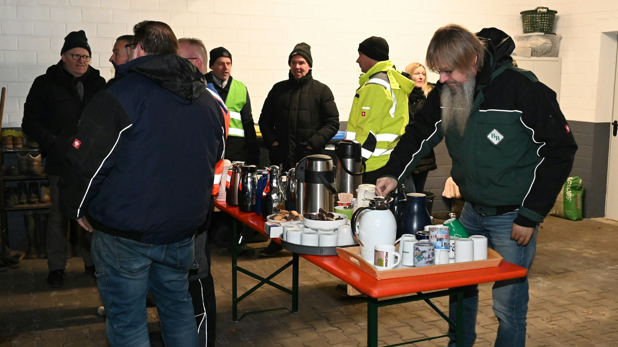 Auf dem Foto sind Landwirte zu sehen, die sich an einer Kaffeebar bedienen.