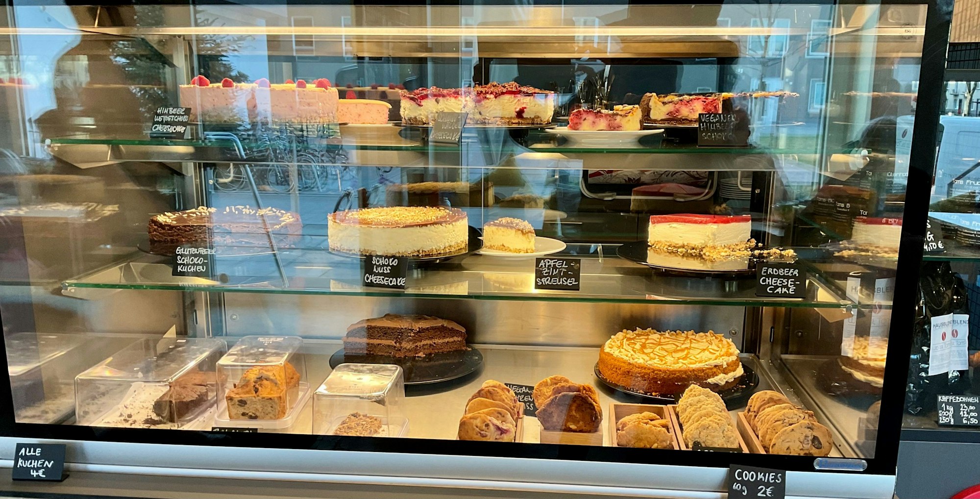 Kuchenvitrine im Café