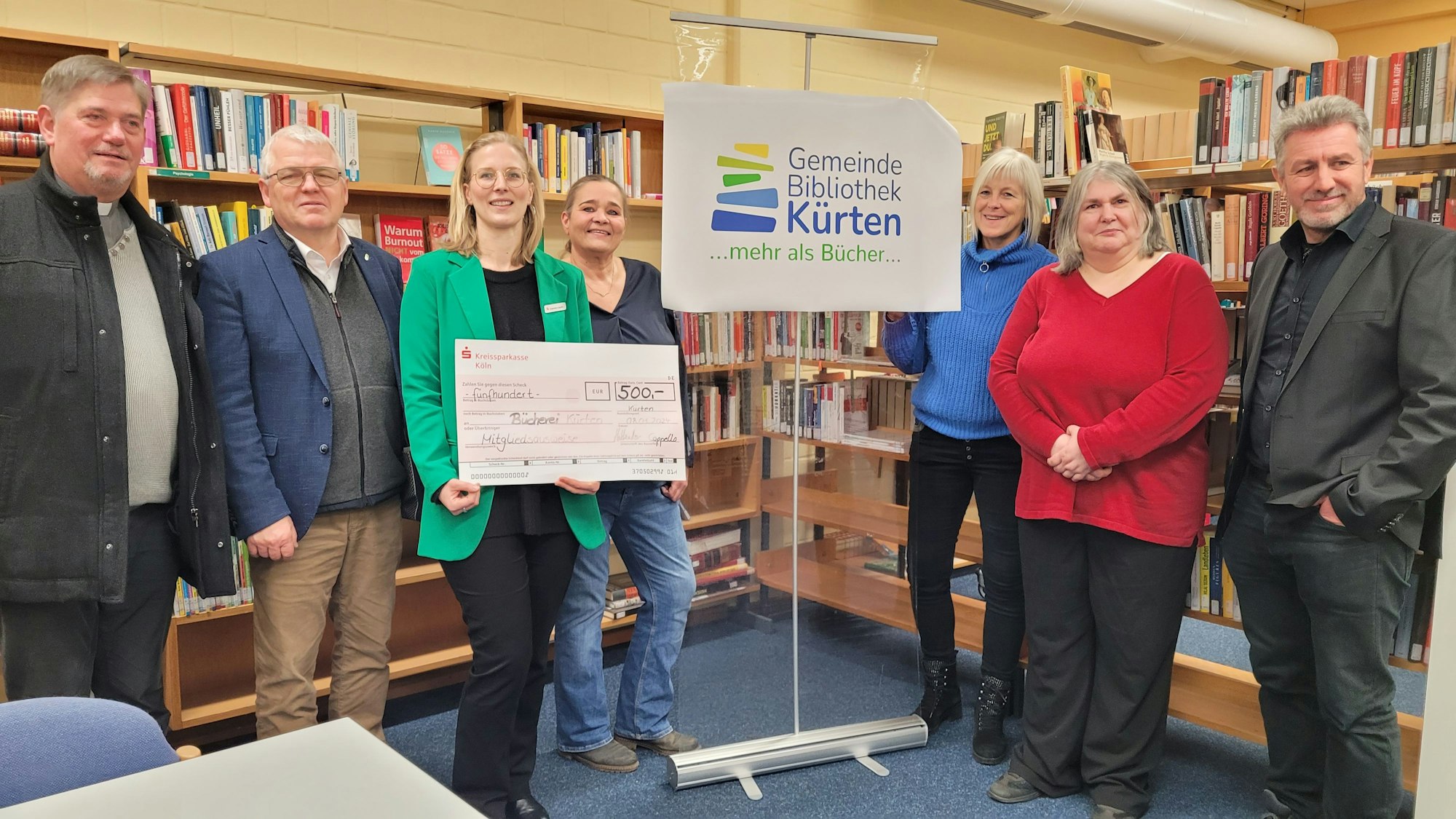 Das Foto zeigt die Kürtener Gemeindebücherei sowie Mitarbeiter und Unterstützer.