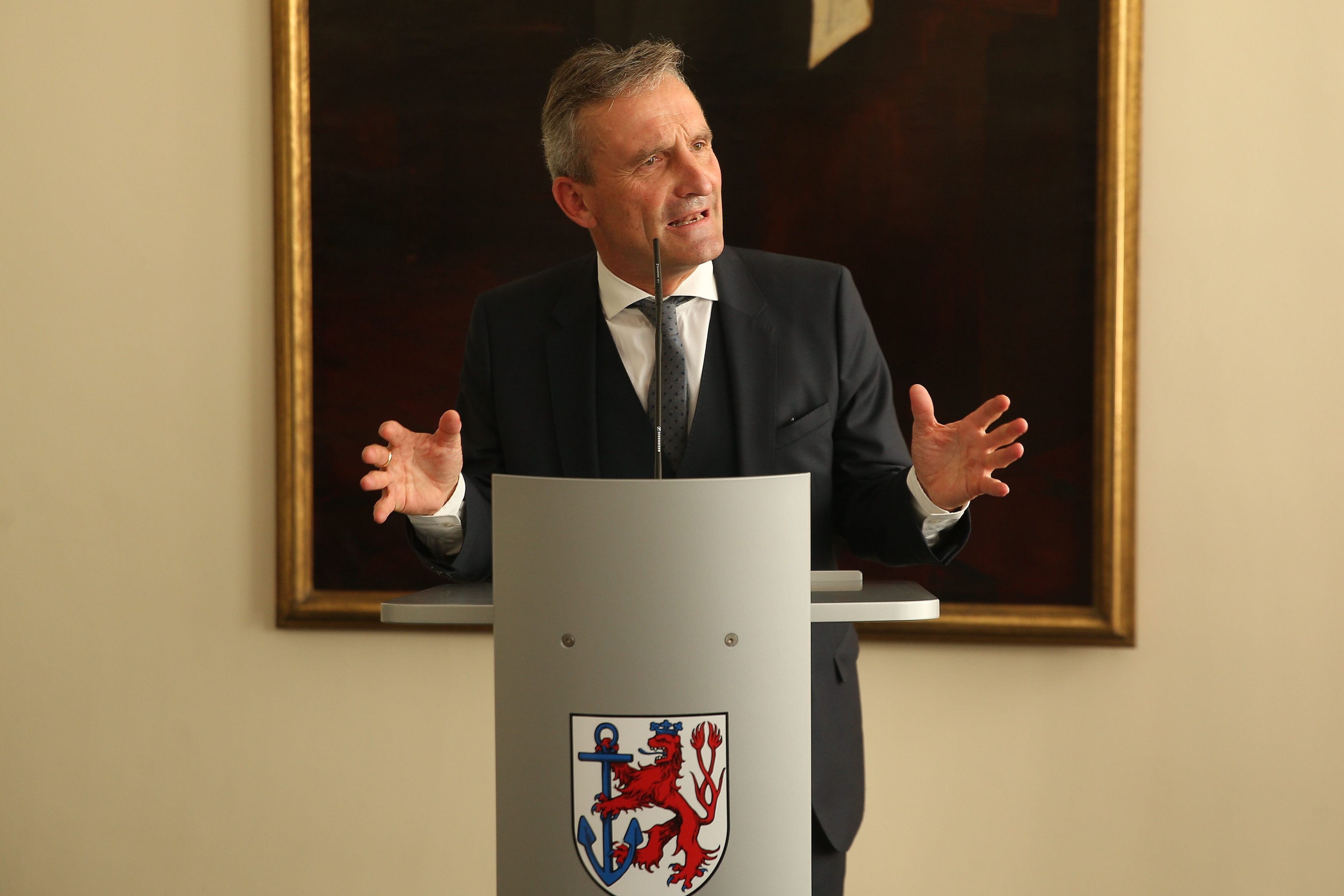 Der ehemalige Düsseldorfer Oberbürgermeister Thomas Geisel (SPD) spricht im Rathaus.