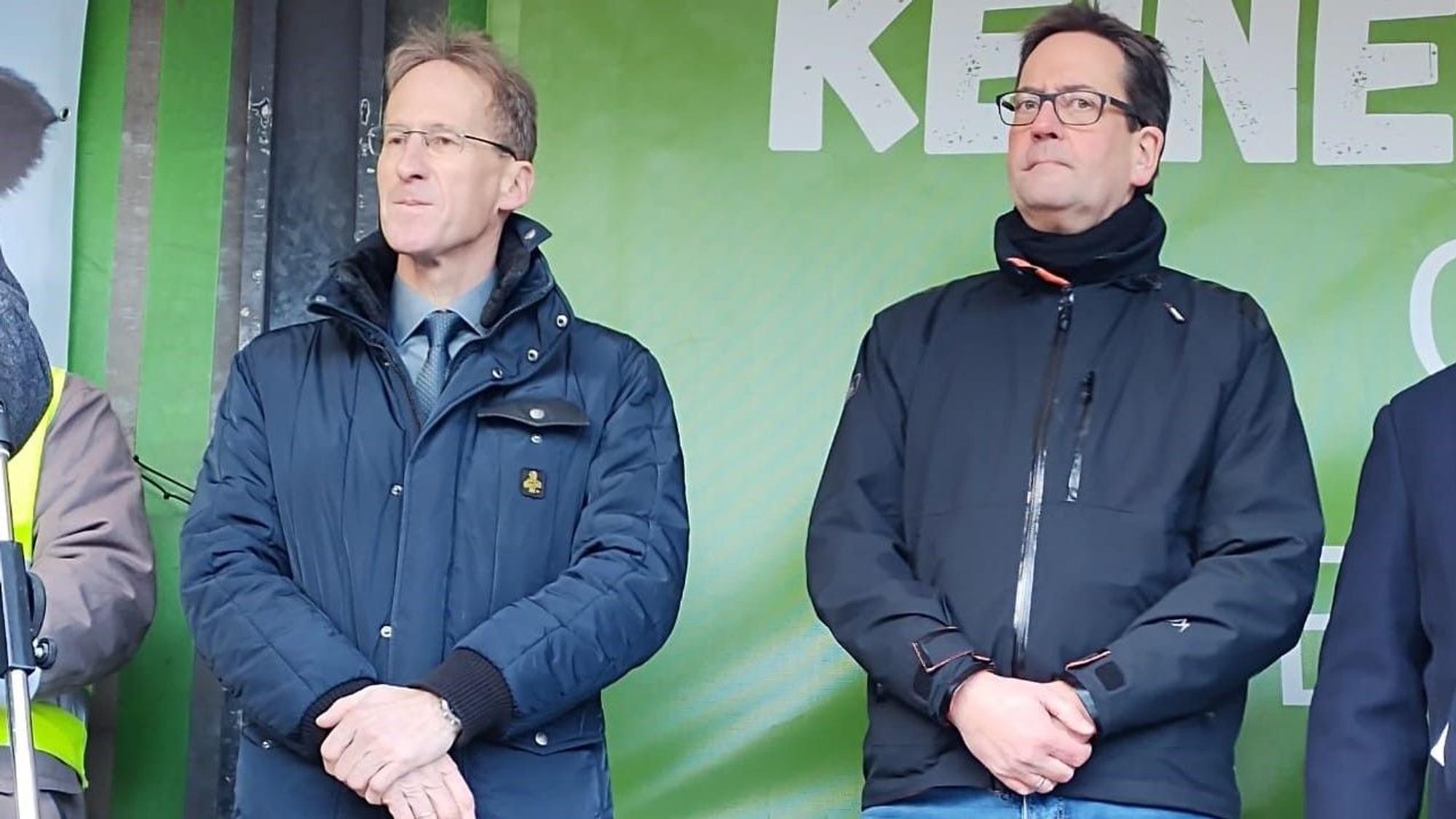 Detlef Seif und Markus Herbrand stehen auf der Bühne.