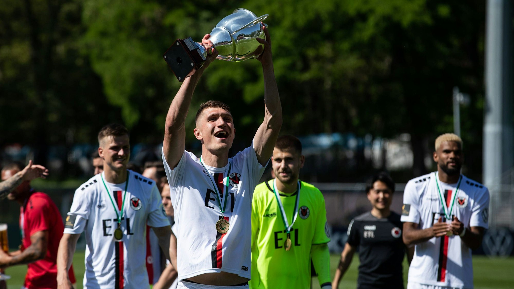 Bitburger-Pokalfinale 2023: 1. FC Dueren - Viktoria Koeln Christoph Greger Viktoria Koeln, 15 mit dem Pokal Finaltag der Amateure Bitburger-Pokalfinale 2023: 1. FC Dueren - Viktoria Koeln, Koeln, Sportpark Hoehenberg, 03.06.2023 *** Bitburger Cup Final 2023 1 FC Dueren Viktoria Koeln Christoph Greger Viktoria Koeln, 15 with the cup final day of the amateurs Bitburger Cup Final 2023 1 FC Dueren Viktoria Koeln, Koeln, Sportpark Hoehenberg, 03 06 2023 Copyright: xBEAUTIFULxSPORTS/Buriakovx
