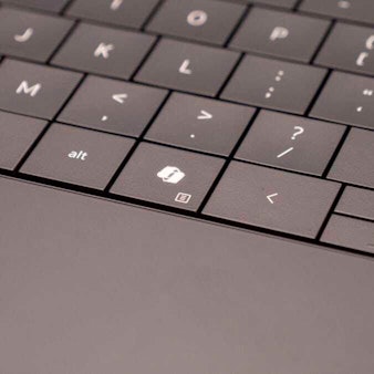 Auf der Tastatur eines Laptops ist neben „alt“ bereits eine Taste mit dem Logo des Copiliot eingebaut.