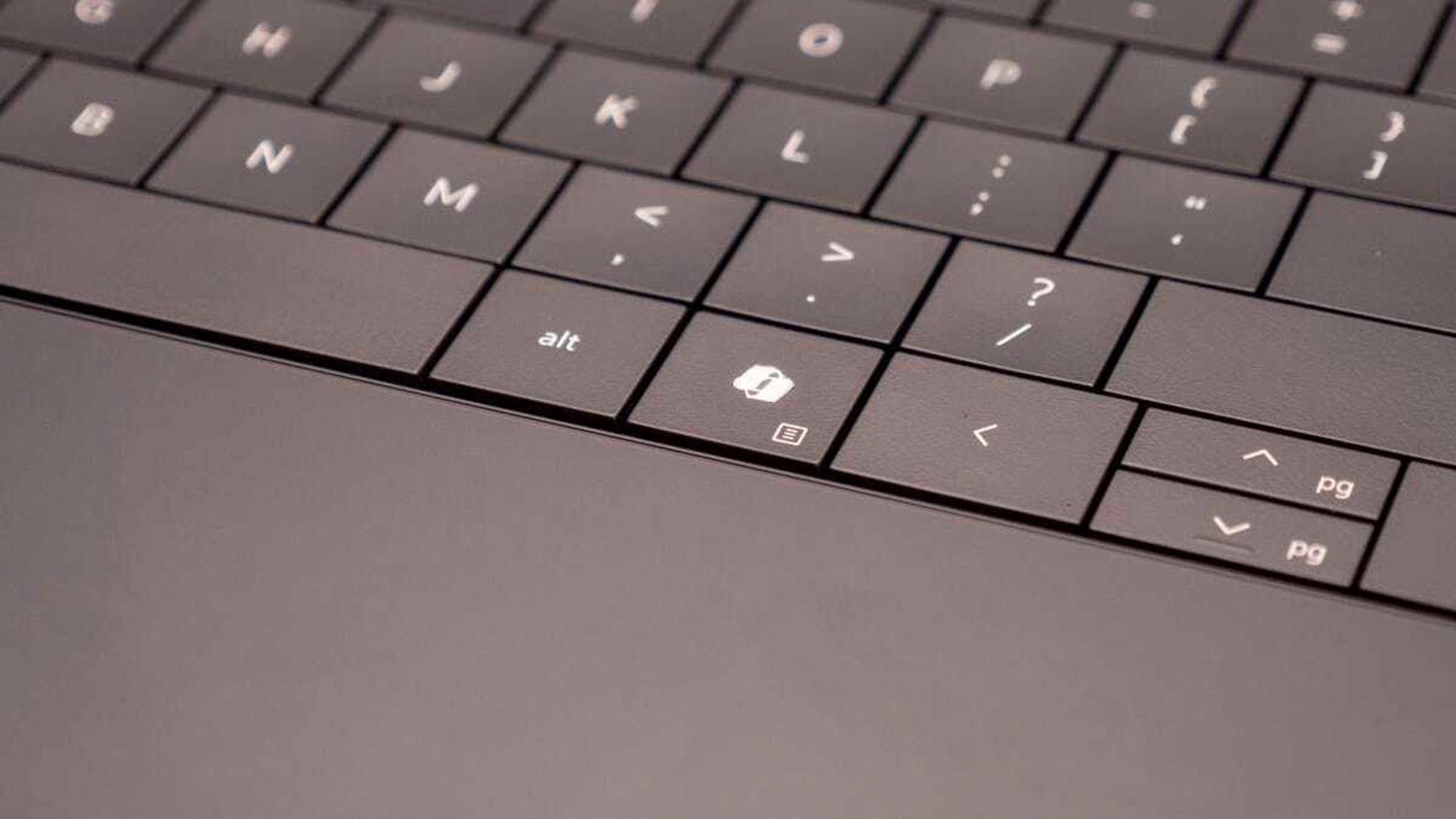 Auf der Tastatur eines Laptops ist neben „alt“ bereits eine Taste mit dem Logo des Copiliot eingebaut.