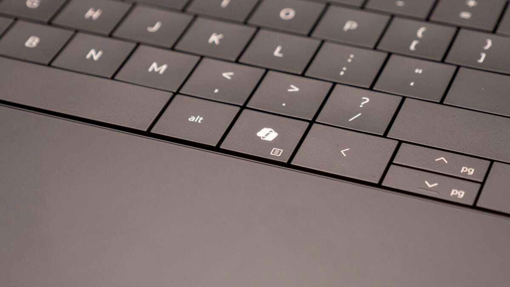Auf der Tastatur eines Laptops ist neben „alt“ bereits eine Taste mit dem Logo des Copiliot eingebaut.