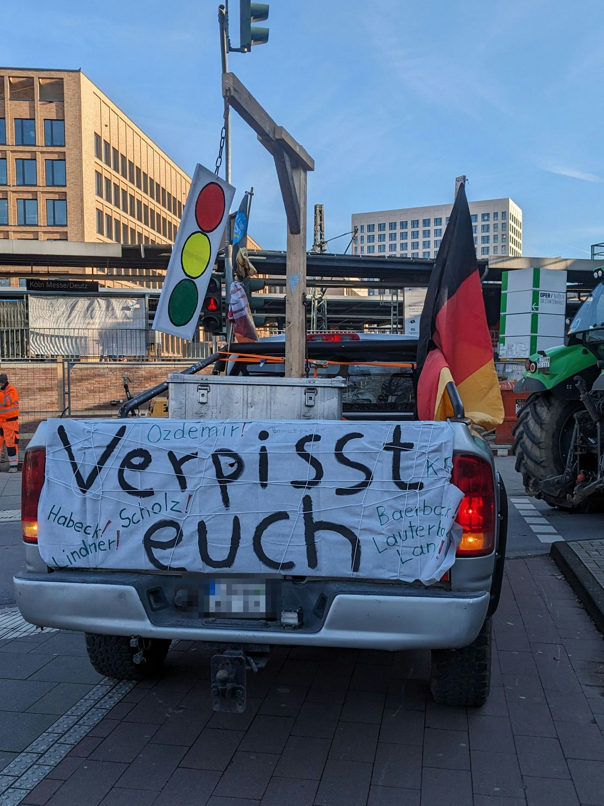 „Verpisst euch“ steht gerichtet an einige prominente Politiker der Regierung auf dem Heck des Pick-Ups. Auf der Ladefläche steht ein Galgen, daran hängt eine Ampel.