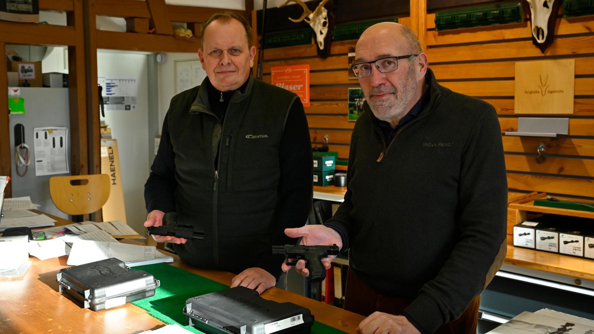 Manfred Kind (r.) und Mitarbeiter Martin Müller.