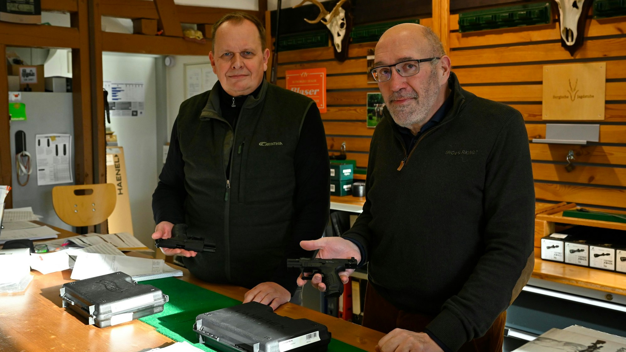Manfred Kind (r.) und Mitarbeiter Martin Müller.