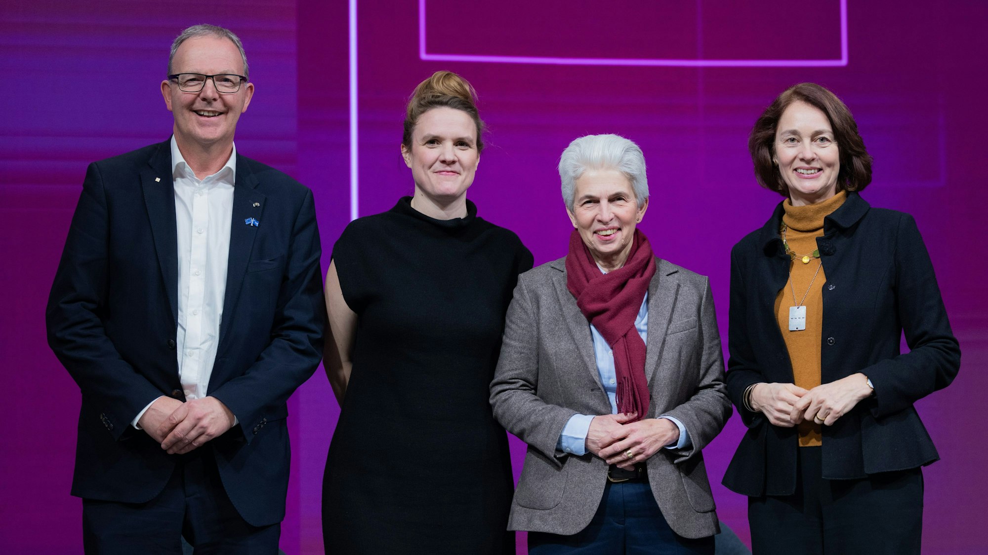 08.01.2024, Nordrhein-Westfalen, Köln: Axel Voss (l-r), Spitzenkandidat der CDU für die Europawahl, Terry Reintke, Spitzenkandidatin von Bündnis 90/Die Grünen für die Europawahl, Marie Agnes Strack-Zimmermann, Spitzenkandidatin der FDP für die Europawahl und Katarina Barley, Spitzenkandidatin der SPD für die Europawahl, sprechen bei der Jahrestagung des Deutschen Beamtenbundes (dbb) im Congress-Centrum der Koelnmesse. Foto: Rolf Vennenbernd/dpa +++ dpa-Bildfunk +++