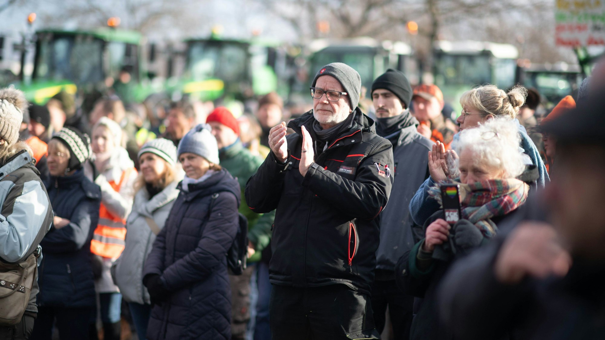 Das Bild zeigt einen Ausschnitt aus der Menge.