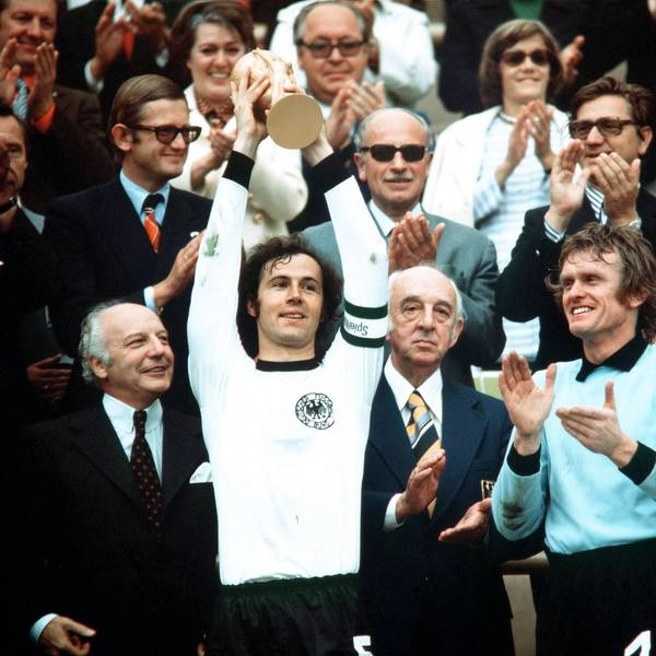Weltmeisterschaft 1974: Franz Beckenbauer mit Bundespräsident Walter Scheel, DFB-Präsident Hermann Gößmann und Sepp Maier