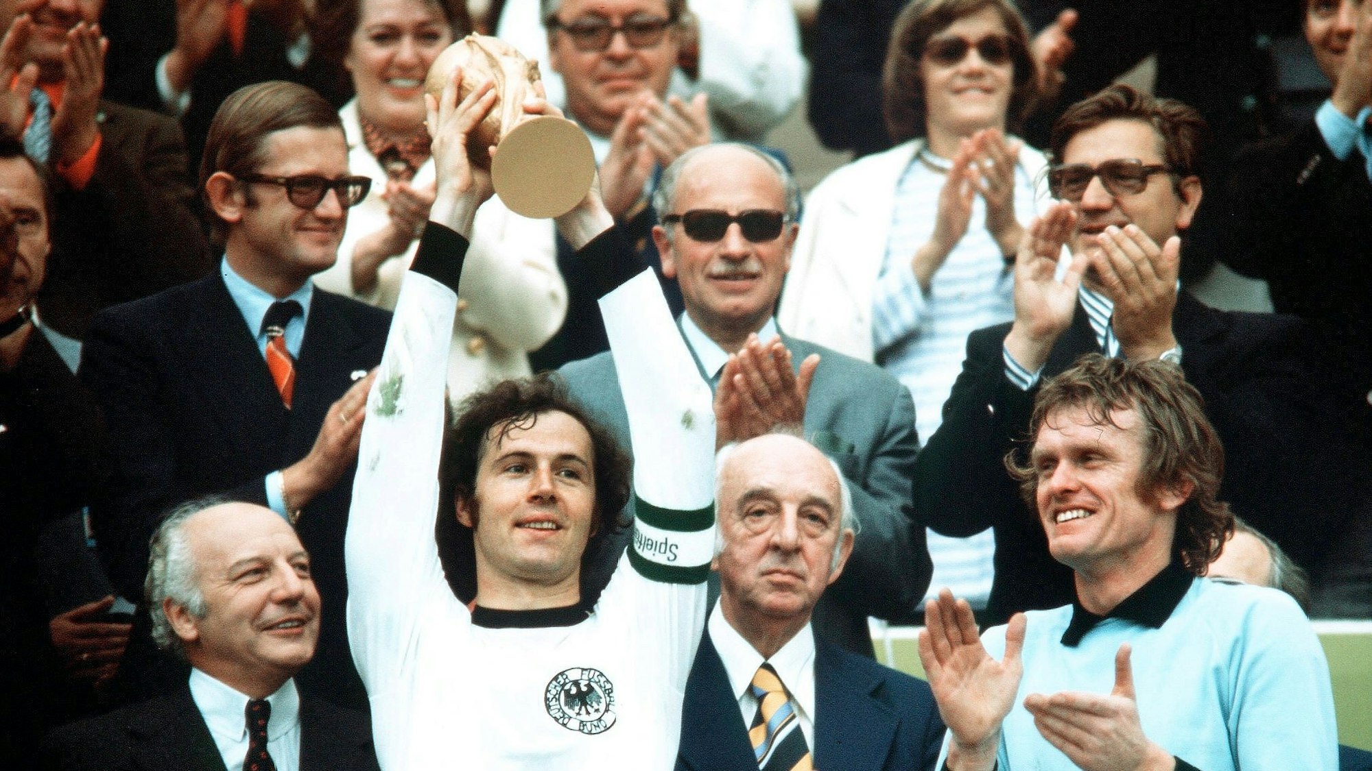 Weltmeisterschaft 1974: Franz Beckenbauer mit Bundespräsident Walter Scheel, DFB-Präsident Hermann Gößmann und Sepp Maier