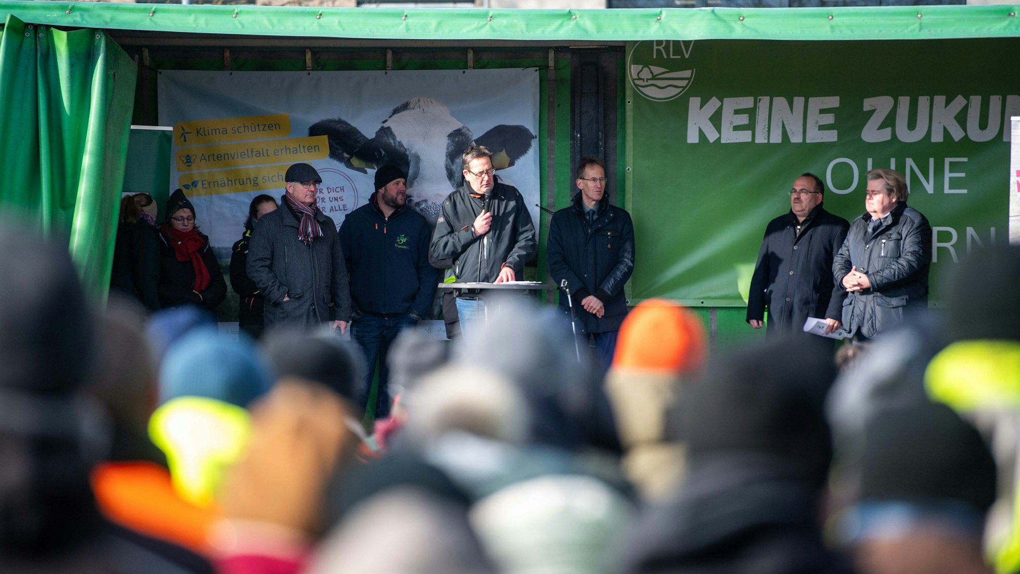 Das Bild zeigt die Bauern-Vertreter und Politiker auf der Bühne.