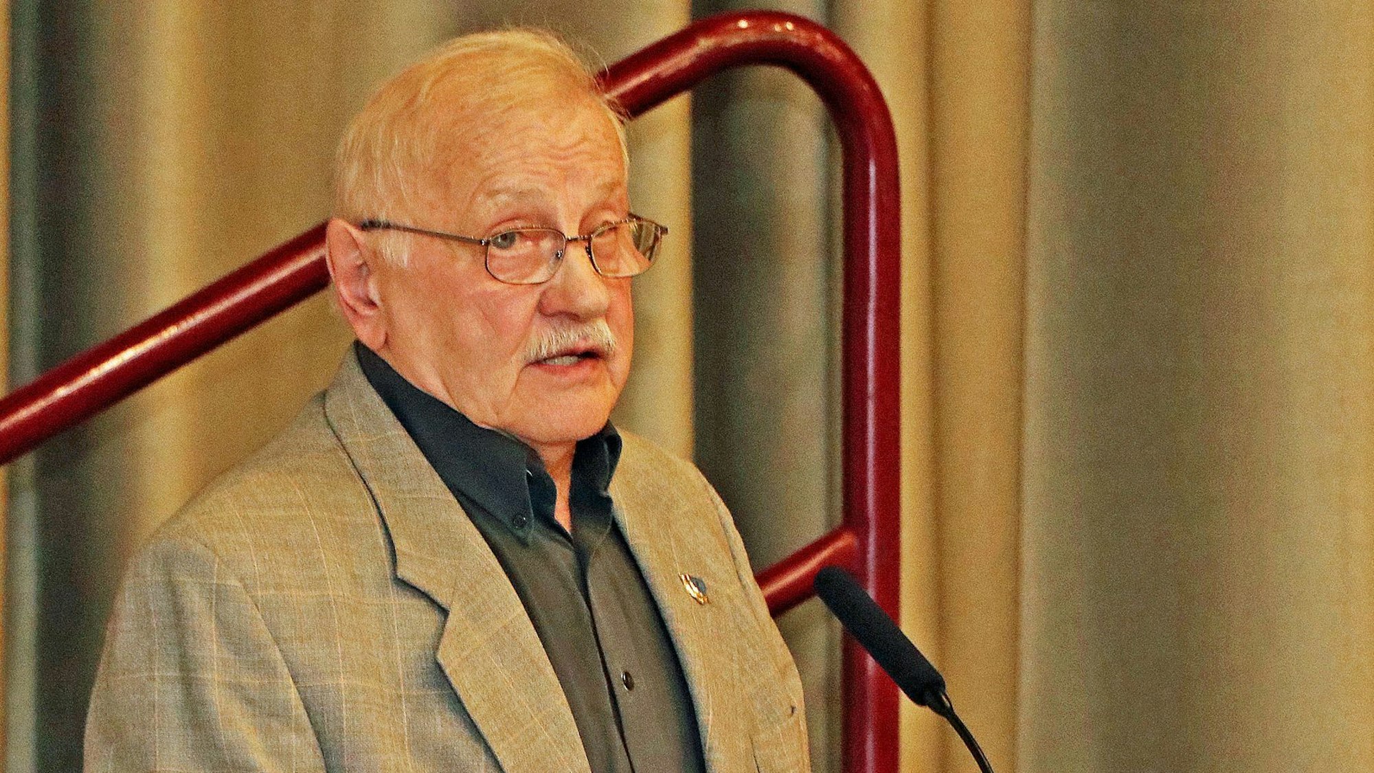 Auf dem Bild ist ein Portrait von Franz Brück zu sehen.