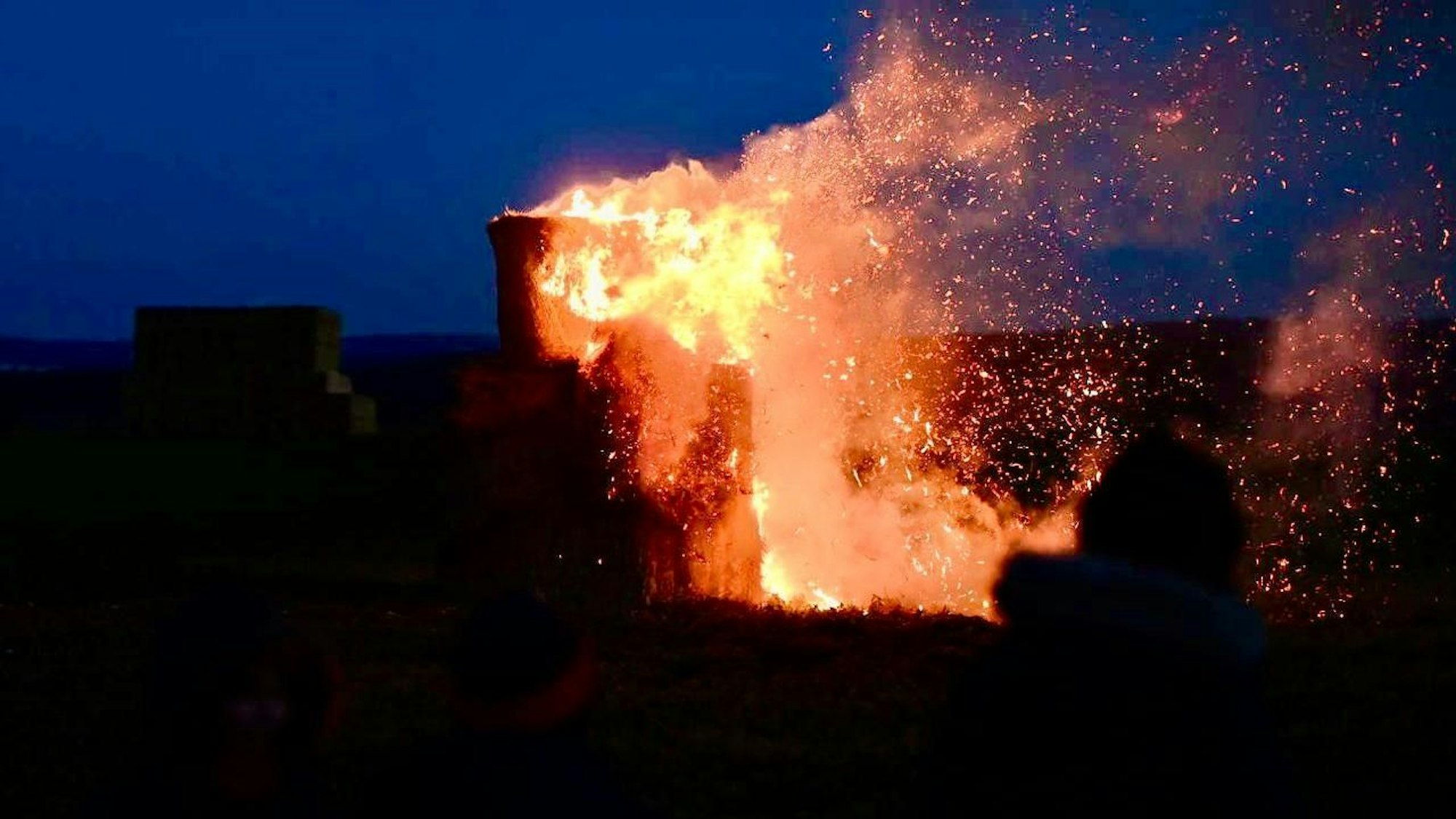 Am frühen Abend entzünden die demonstrierenden Landwirte Mahnfeuer nahe der Autobahn in Wißkirchen.