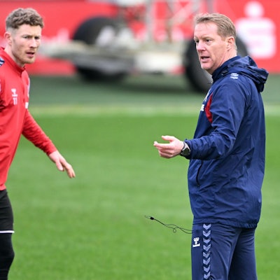 FC-Trainer Timo Schultz mit seinen Offensivhoffnungen Luca Waldschmidt (l.) und Florian Kainz auf dem Trainingsplatz