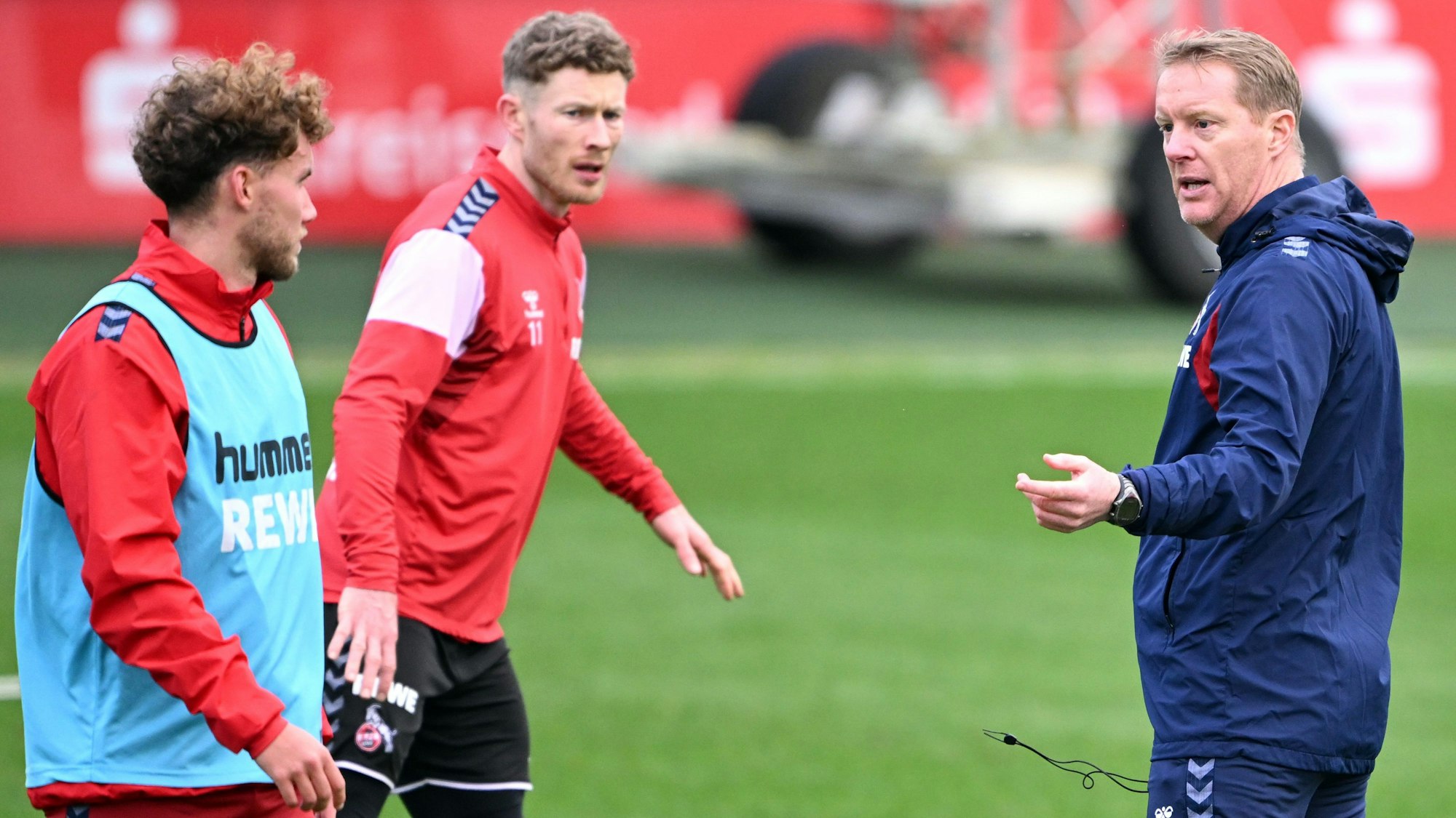 FC-Trainer Timo Schultz mit seinen Offensivhoffnungen Luca Waldschmidt (l.) und Florian Kainz auf dem Trainingsplatz