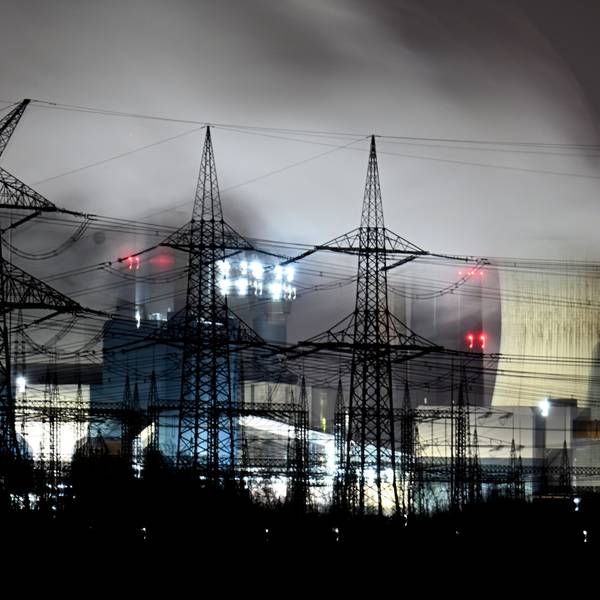 Dampf quillt aus dem Braunkohlekraftwerk Niederaußem bei Pulheim.