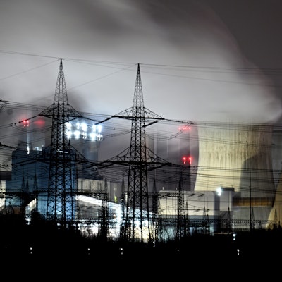 Dampf quillt aus dem Braunkohlekraftwerk Niederaußem bei Pulheim.