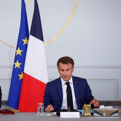 Elisabeth Borne, Premierministerin von Frankreich, und Emmanuel Macron, Präsident von Frankreich, sitzen im Elysee-Palast vor einem olympischen und paralympischen Rat , ein Jahr vor den Olympischen Spielen in Paris 2024.