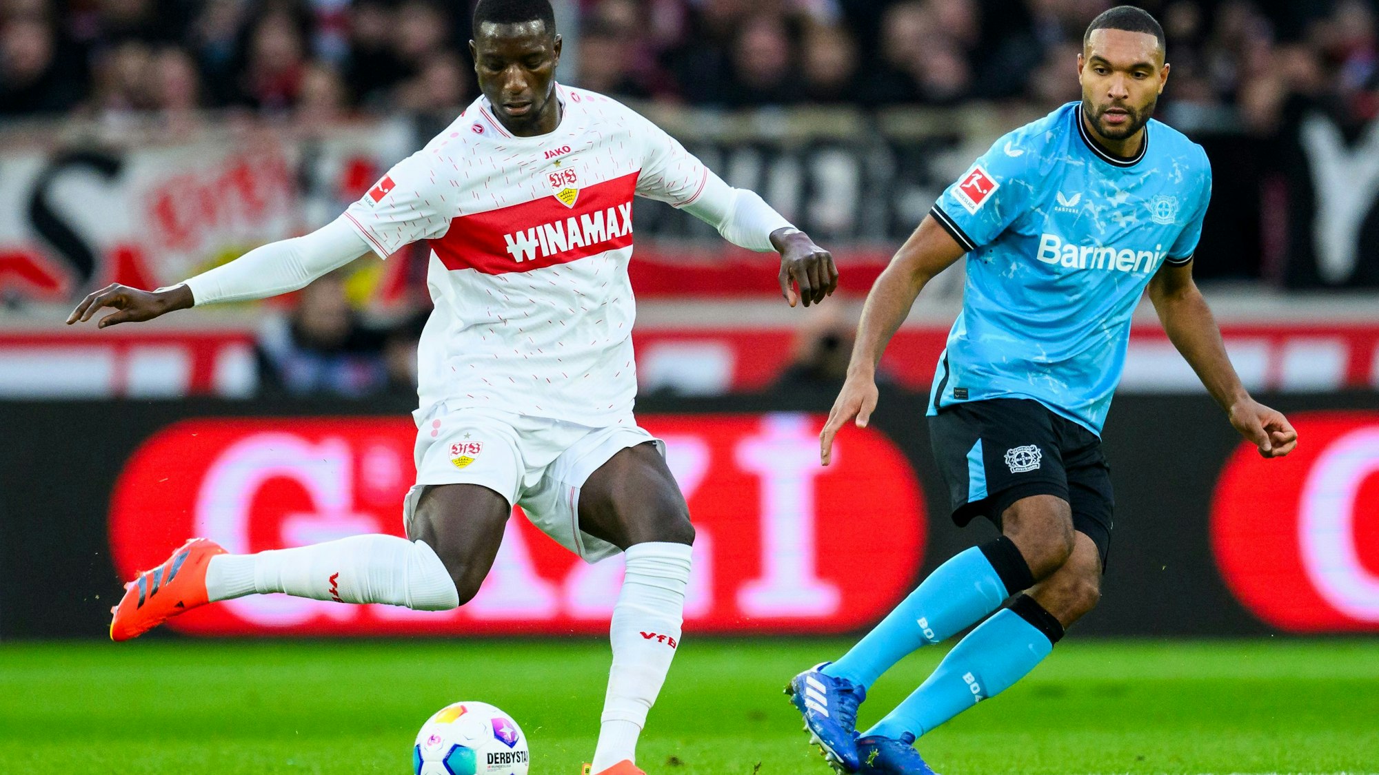 Stuttgarts Serhou Guirassy (l) in Aktion gegen Leverkusens Jonathan Tah.