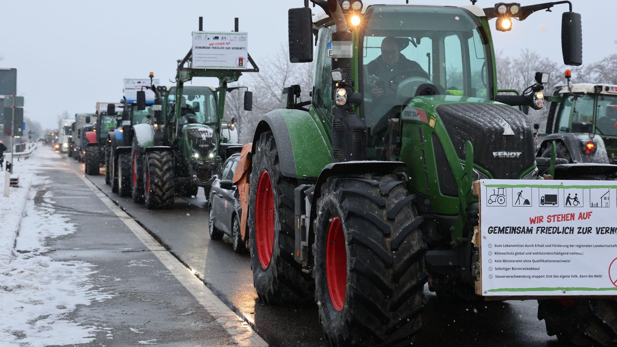 Fast 400 Fahrzeuge reihten sich im Januar 2024 in die Demo der Bauern auf der B51 zwischen Tondorf und Blankenheim ein.