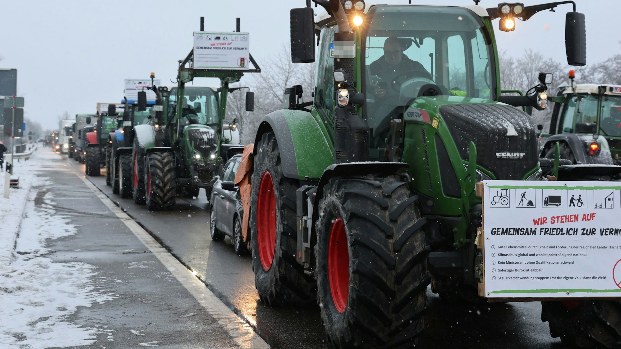 Fast 400 Fahrzeuge reihten sich im Januar 2024 in die Demo der Bauern auf der B51 zwischen Tondorf und Blankenheim ein.