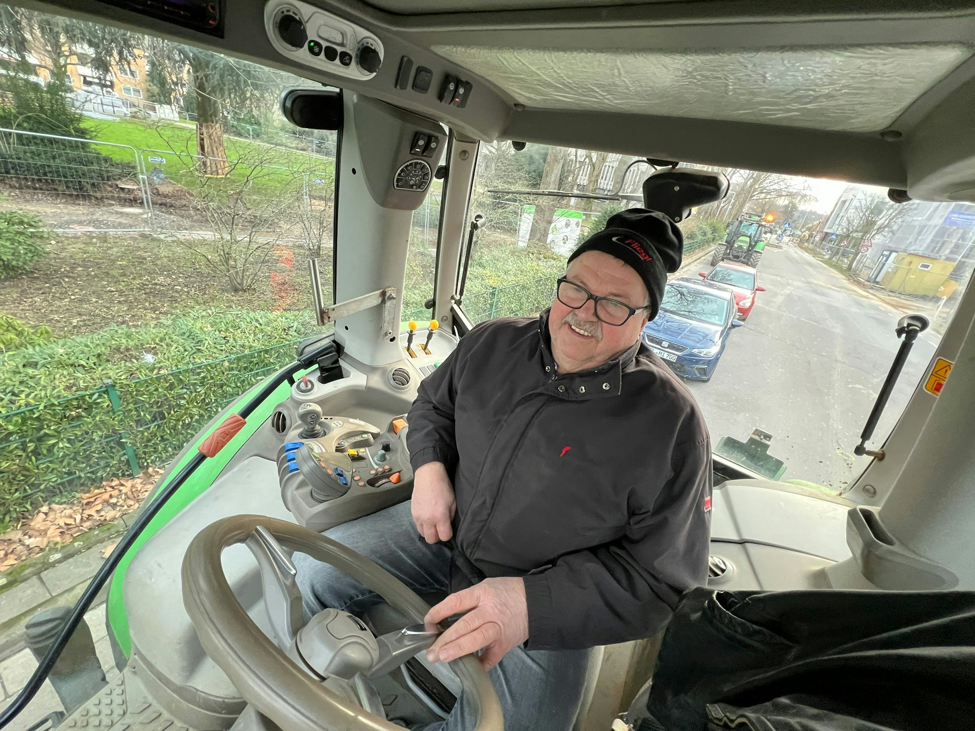 Franz-Josef Klein aus Neuboddenberg lenkt seinen Trecker mit leichter Hand.