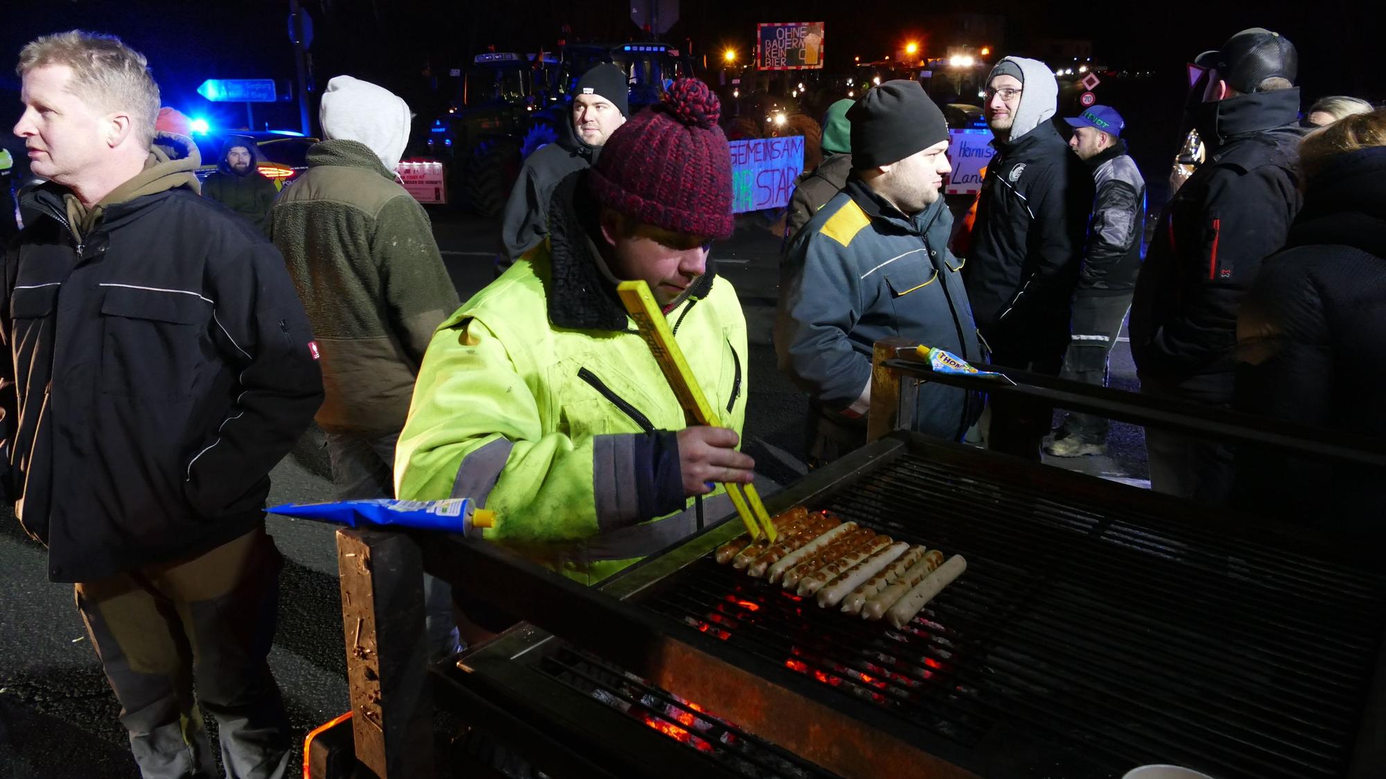 Ein Mann grillt auf der Straße.