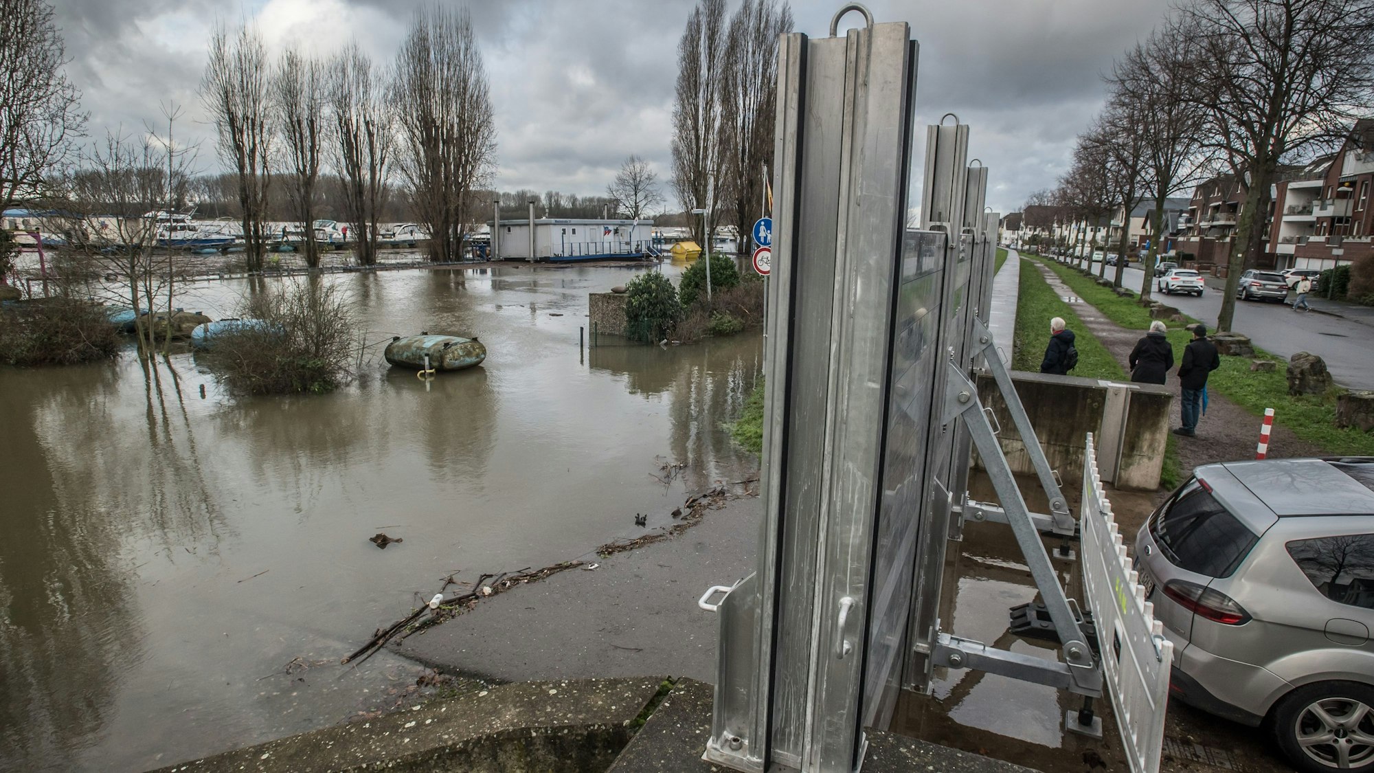 Es hat viel geregnet: Das Hochwasser in Hitdorf steht knapp vor dem Tor am Hafen Foto: Ralf Krieger