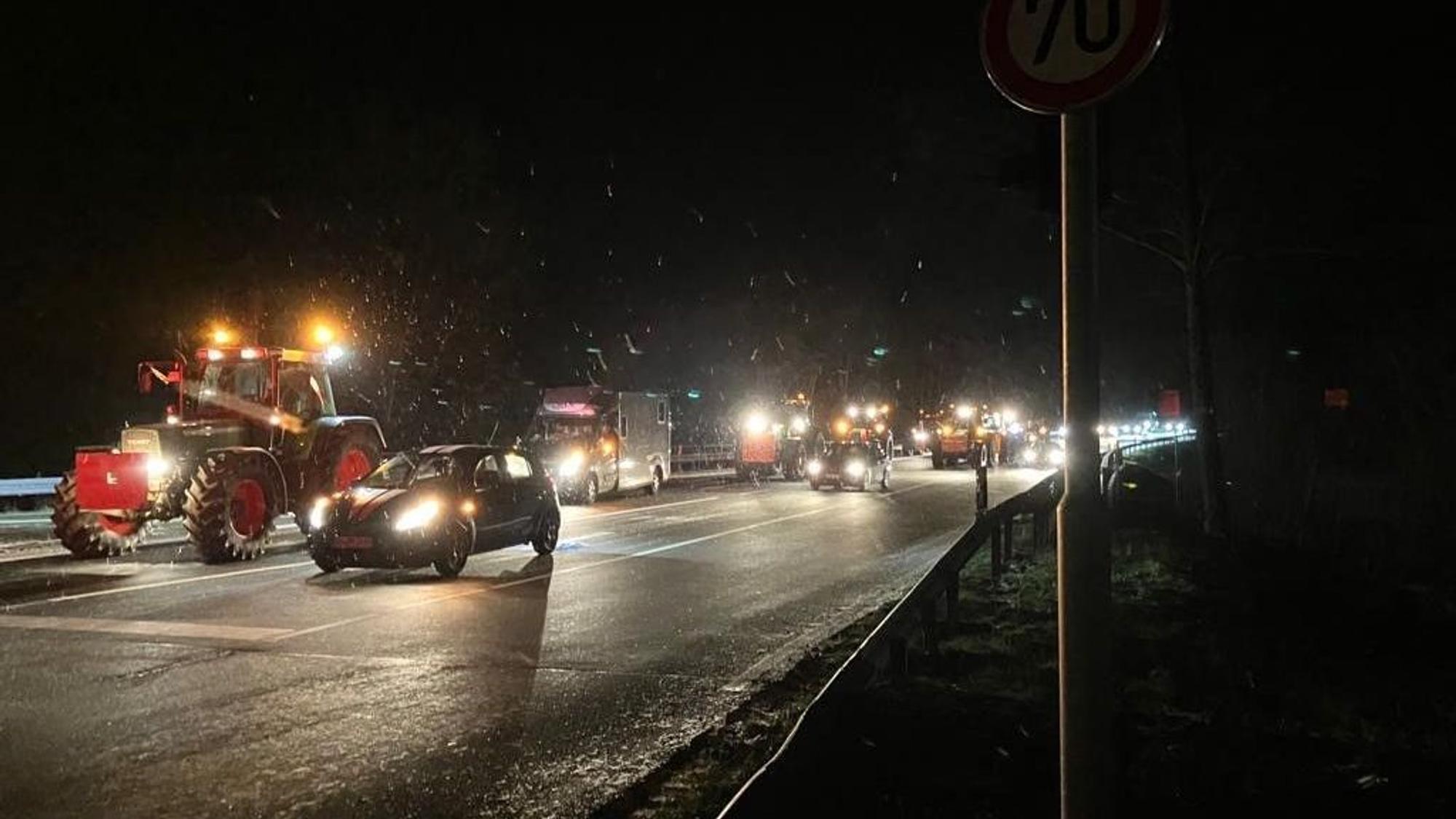 An der A4-Auffahrt in Wiehl-Forst ziehen die Traktoren auf.