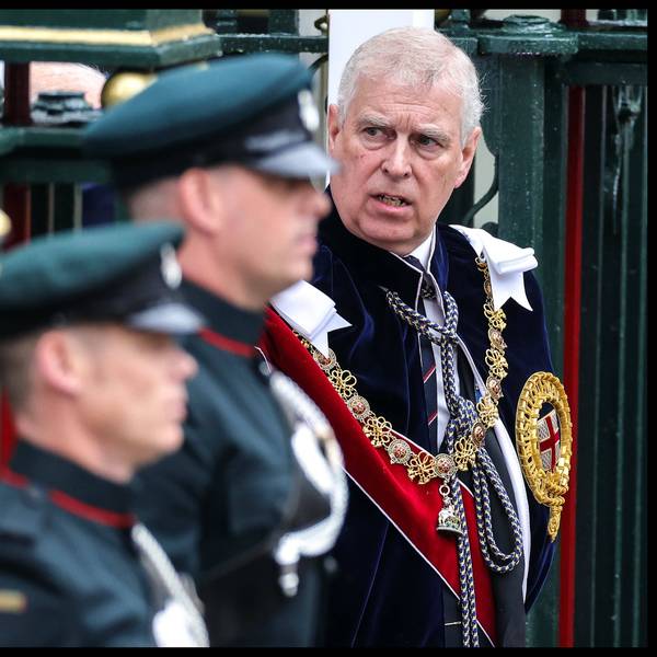 Prinz Andrew schaut zur Seite.