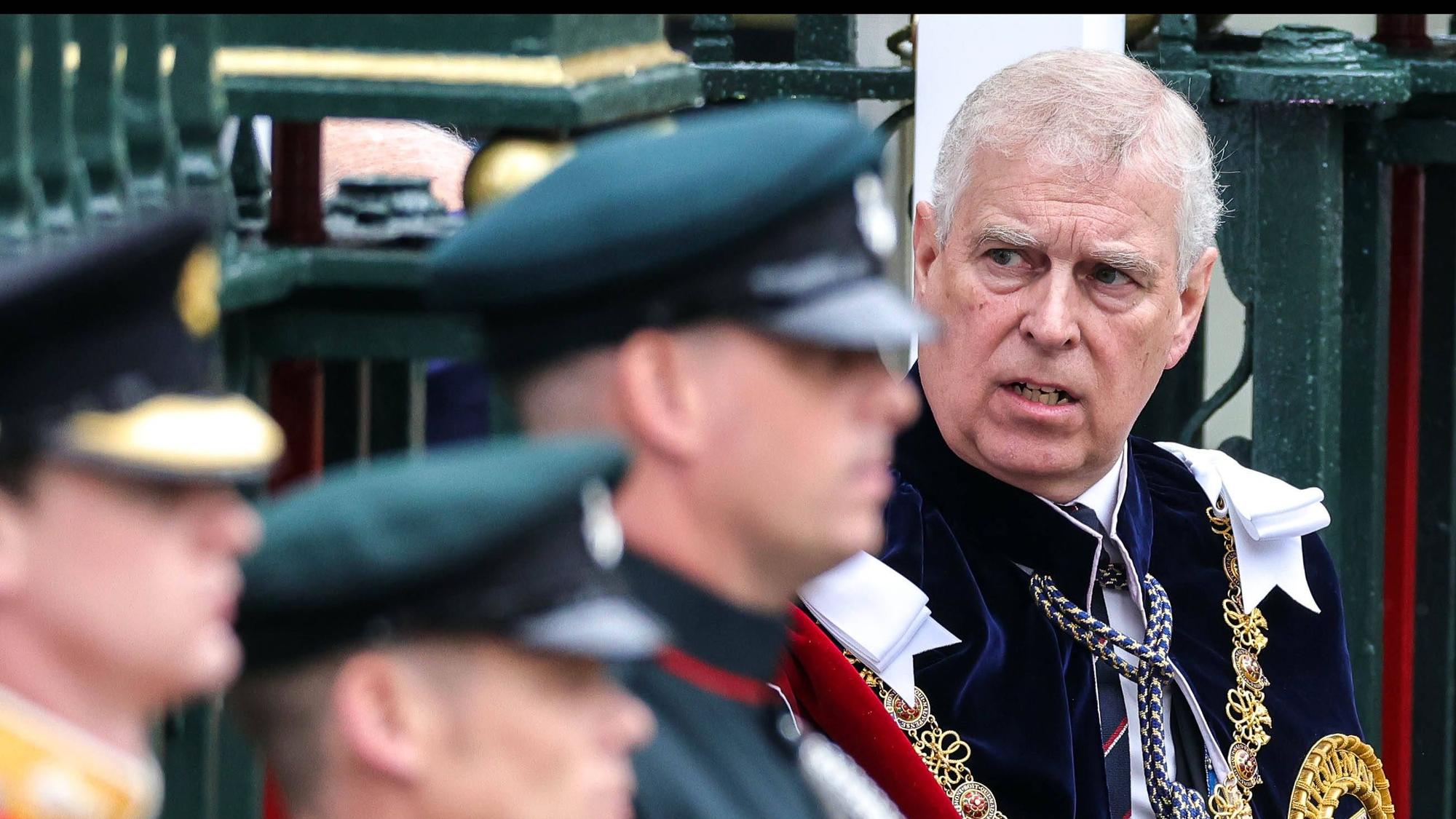 Prinz Andrew schaut zur Seite.
