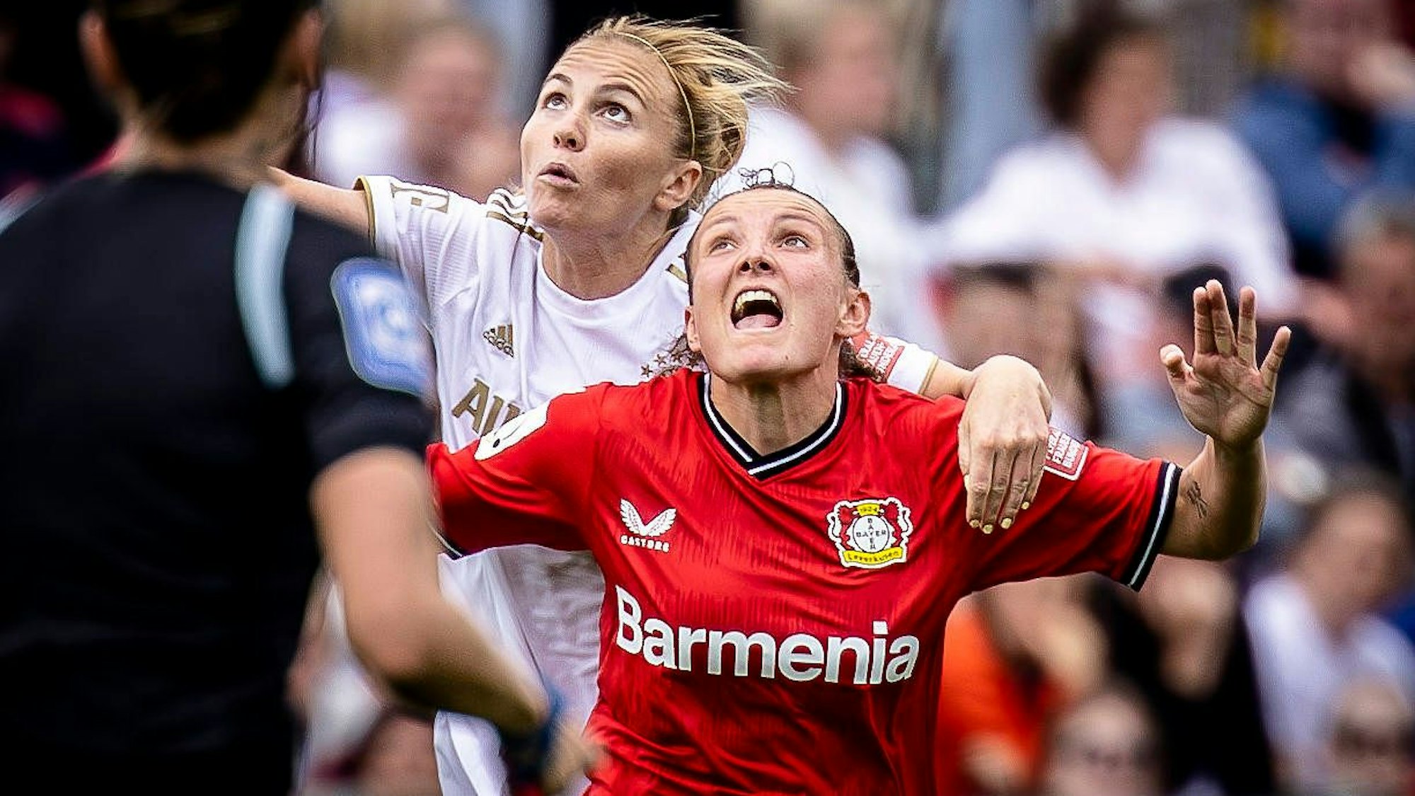 1. Frauen-Bundesliga Bayer 04 Leverkusen vs. Bayern Muenchen, 20.05.2023 Verena Wieder 31, Bayer 04 Leverkusen , links Glodis Perla Viggosdottir FC Bayern Muenchen, 4 waehrend der Begegnung Bayer 04 Leverkusen gegen den FC Bayern Muenchen an Spieltag 21 der Frauen-Fussball-Bundesliga am 20.05.2023 im Ulrich-Haberland-Stadion in Leverkusen. DFL REGULATIONS PROHIBIT ANY USE OF PHOTOGRAPHS AS IMAGE SEQUENCES AND/OR QUASI-VIDEO. *** 1 Women Bundesliga Bayer 04 Leverkusen vs Bayern Muenchen, 20 05 2023 Verena Wieder 31, Bayer 04 Leverkusen , left Glodis Perla Viggosdottir FC Bayern Muenchen, 4 during the match Bayer 04 Leverkusen vs FC Bayern Muenchen on matchday 21 of the women soccer Bundesliga on 20 05 2023 at Ulrich Haberland Stadium in Leverkusen DFL REGULATIONS PROHIBIT ANY USE OF PHOTOGRAPHS AS IMAGE SEQUENCES AND OR QUASI VIDEO Copyright: xBEAUTIFULxSPORTS/AxelxKohringx