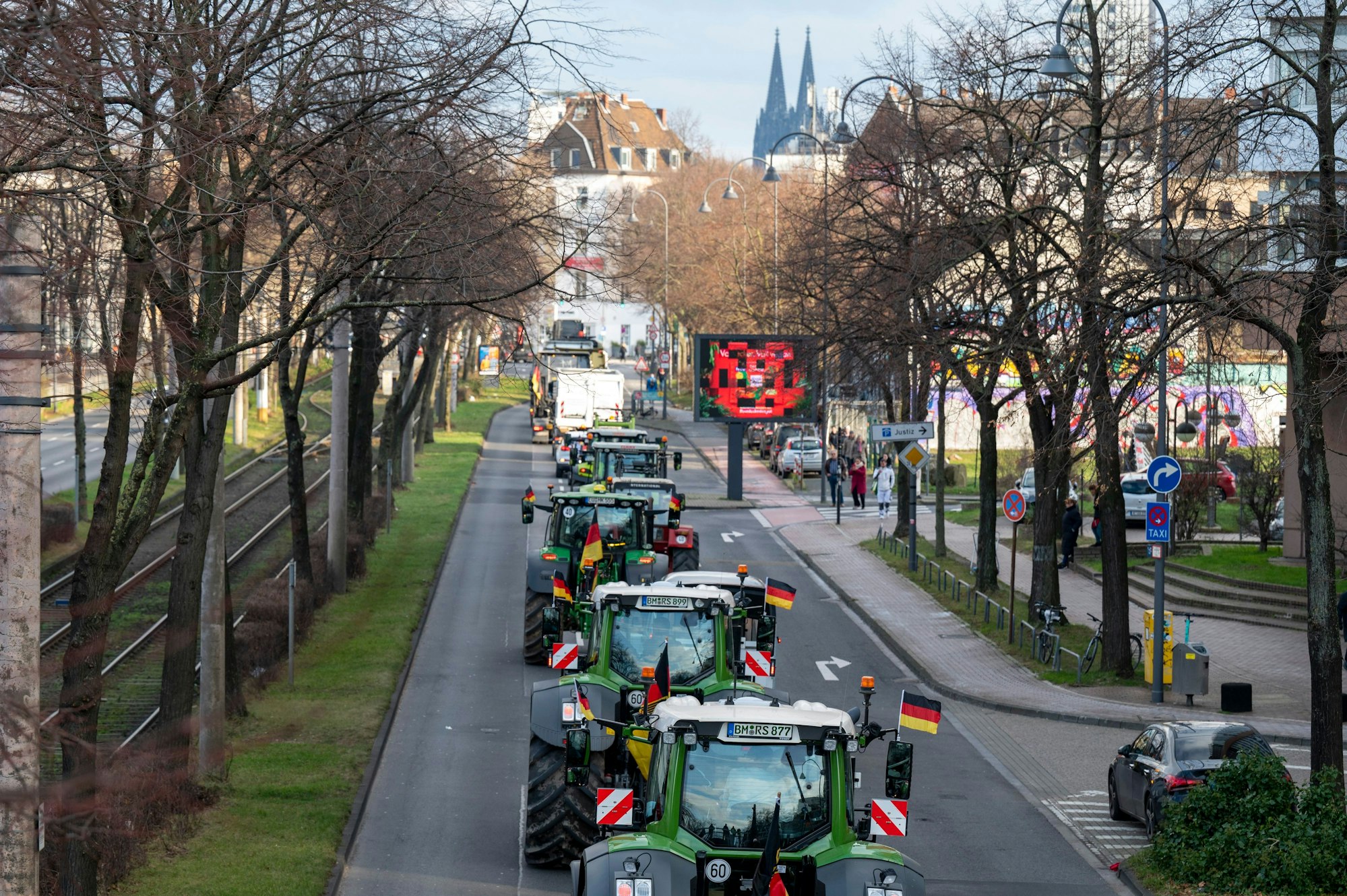 Bauern blockieren mit ihren Traktoren die Luxemburger Straße. Uwe Weiser