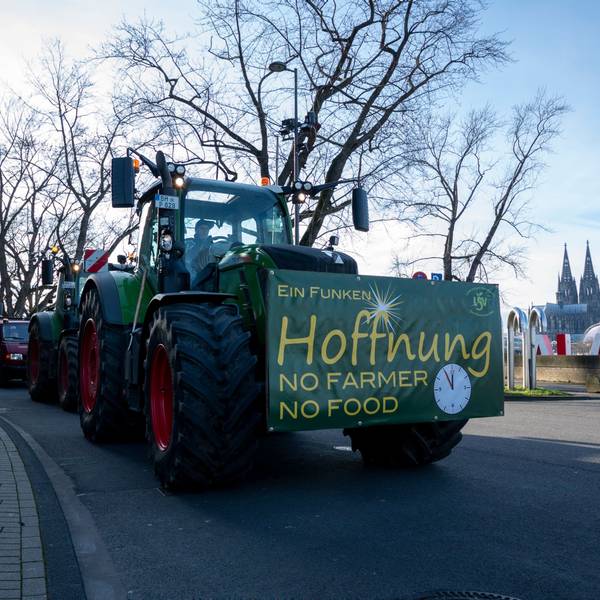 Bauern blockieren mit ihren Traktoren das Kennedy-Ufer in Deutz.