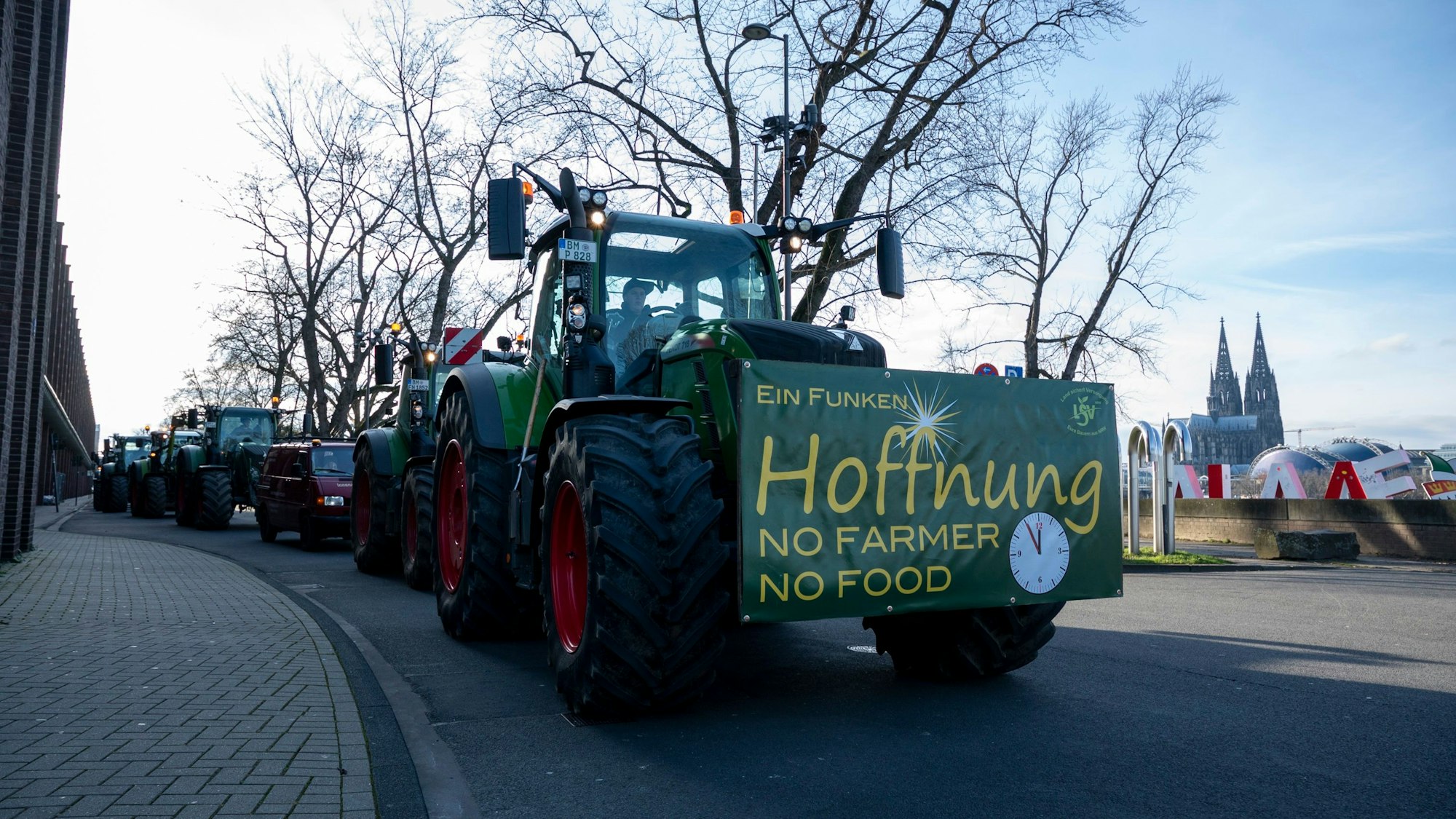 Bauern blockieren mit ihren Traktoren das Kennedy-Ufer in Deutz.