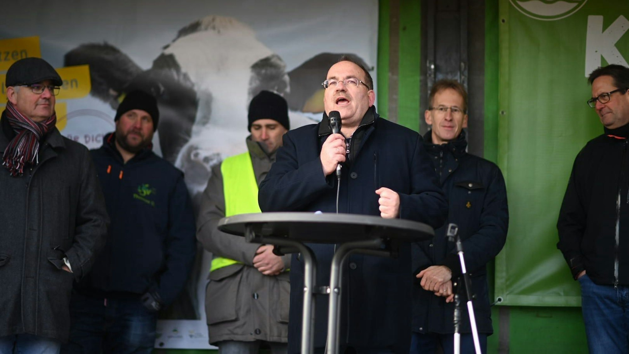 Landtagsabgeordneter Dr. Ralf Nolten (CDU) spricht auf der Kundgebung der Landwirte in Euskirchen.