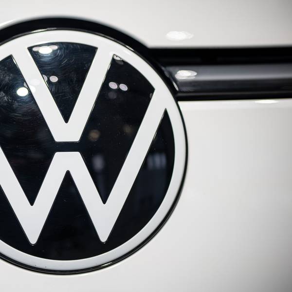 Das VW Logo an einem I.D. Buzz ist vor der Volkswagen AG Jahres Pressekonferenz zu sehen.